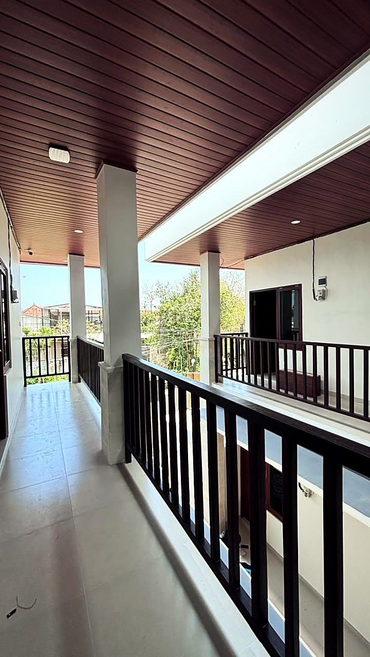 Koridor lantai 2 dengan plafon kayu dan railing Yka Residence Jimbaran (foto asli)