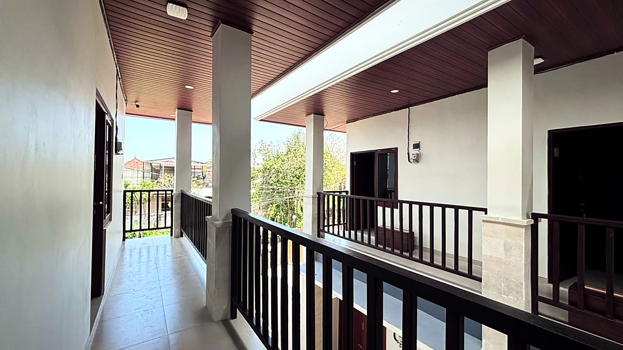 Koridor dan balkon lantai 2 Yka Residence Jimbaran (foto asli)