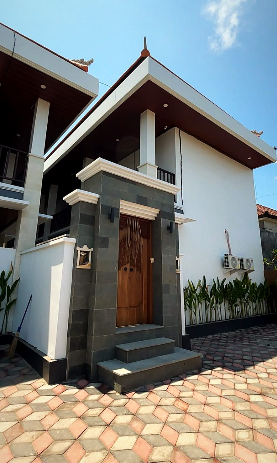Fasad bangunan dua lantai dan gerbang candi Bali Yka Residence Jimbaran (foto asli)