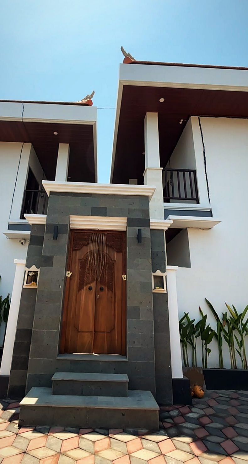 Tampak depan gerbang Bali dan bangunan Yka Residence Jimbaran (foto asli)