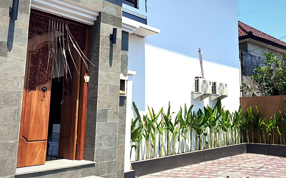 Halaman depan dan area parkir Yka Residence Jimbaran (foto asli)