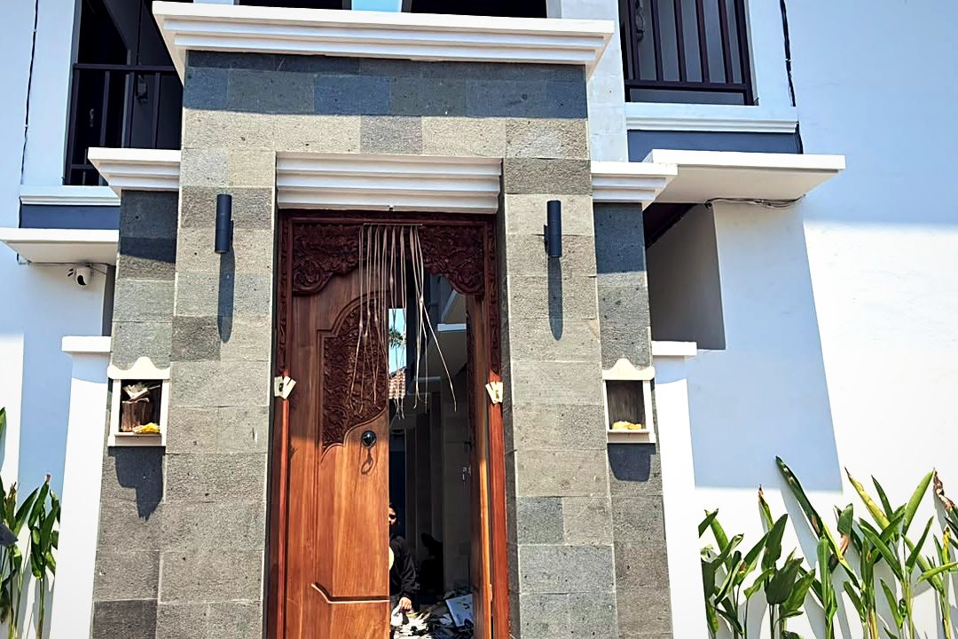 Gerbang candi Bali dan pintu ukir jati Yka Residence Jimbaran (foto asli)